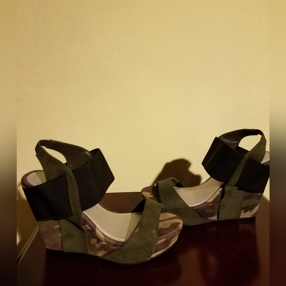 Like new Nine West Camo Colored Platform Wedges, Size 5.5 - Picture 4 of 11